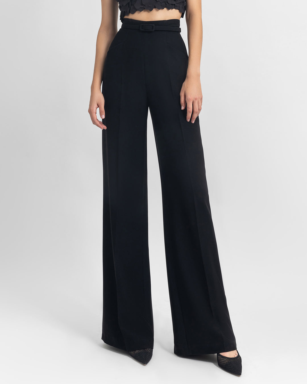 A straight-cut crepe black pants with a detachable belt.